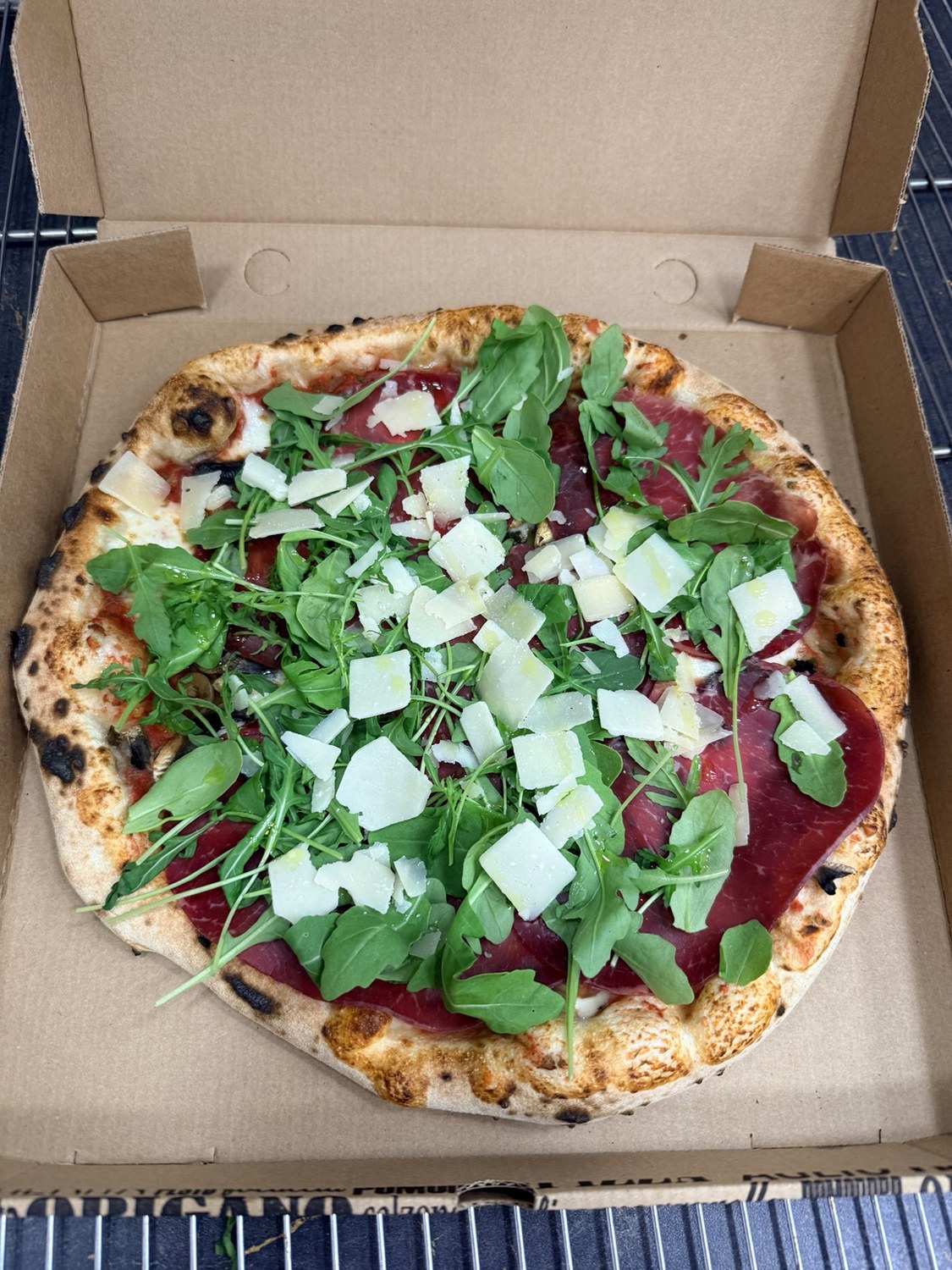 Photo réelle de la pizza Bresaola