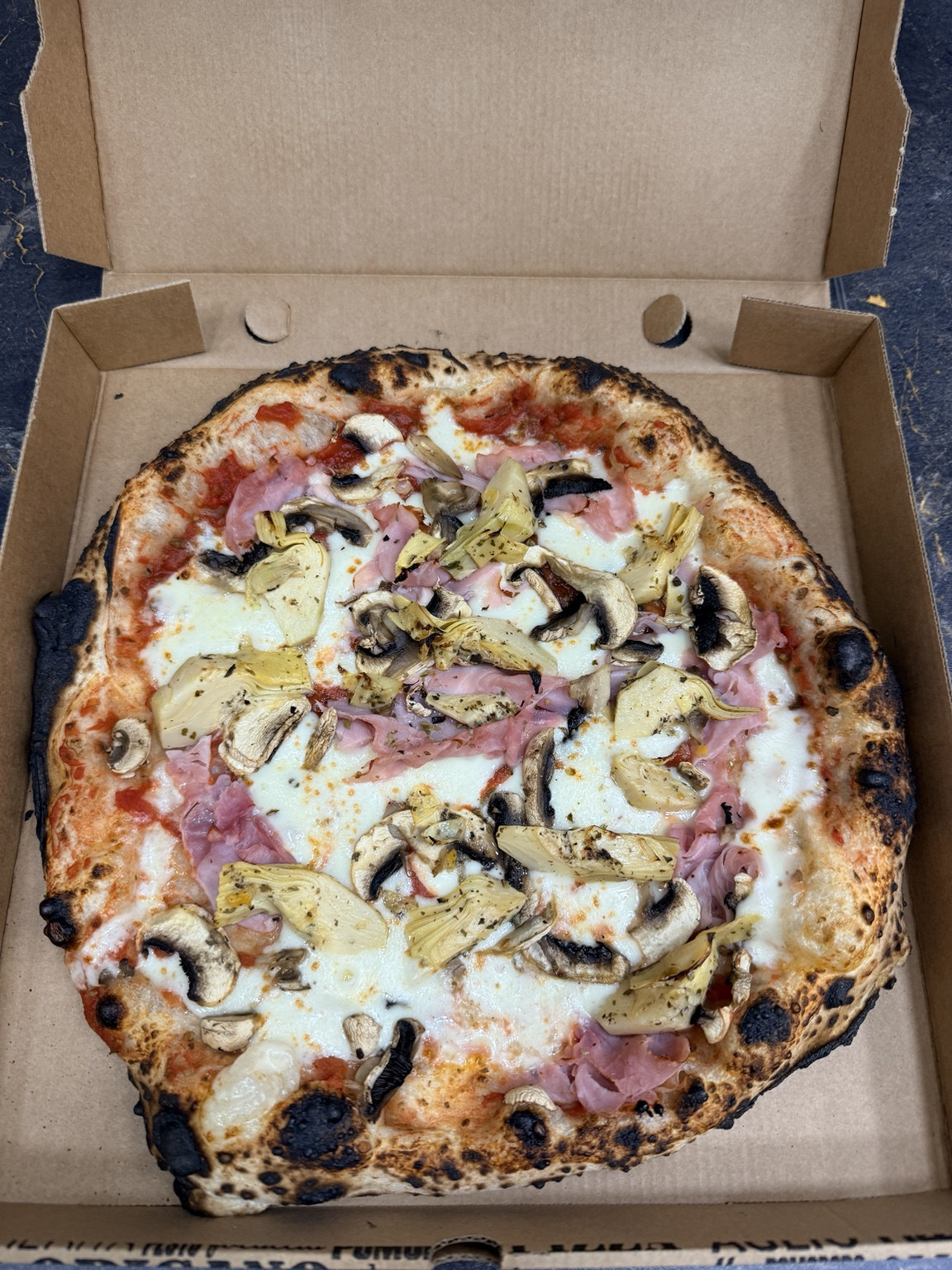 Photo réelle de la pizza Capricciosa de Vecchia Signora