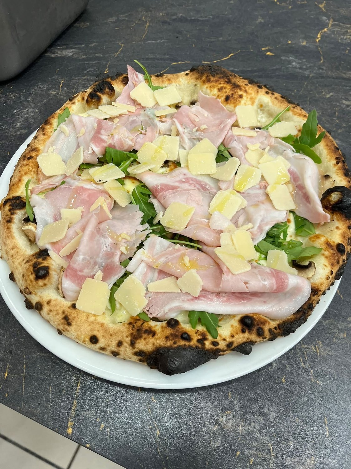 Photo réelle de la pizza Porchetta