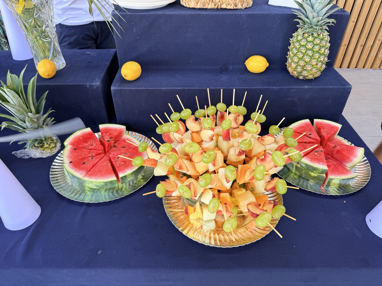 Brochettes et présentation de fruits frais